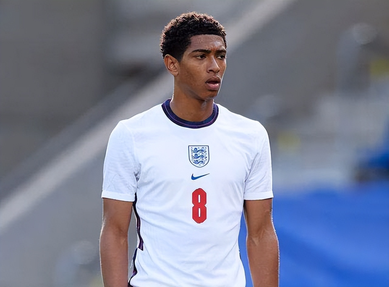 乔治娜分享晚宴照片：C罗与苹果公司CEO库克合影