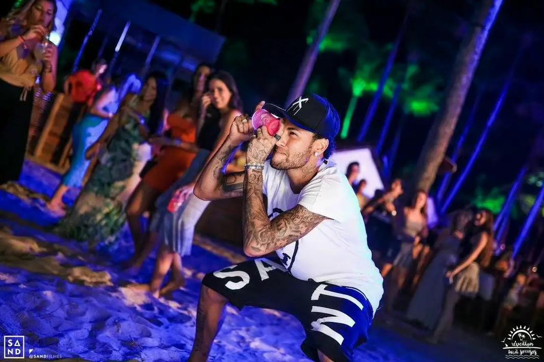 纯粹的热爱，孔德在贝宁和当地的孩子们一起赤脚踢球（热爱至纯：孔德在贝宁与当地孩子光脚踢球）